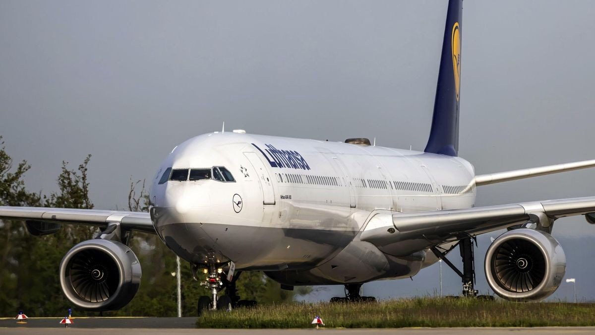 Flugzeug am Flughafen Fraport kurz nach der Landung...