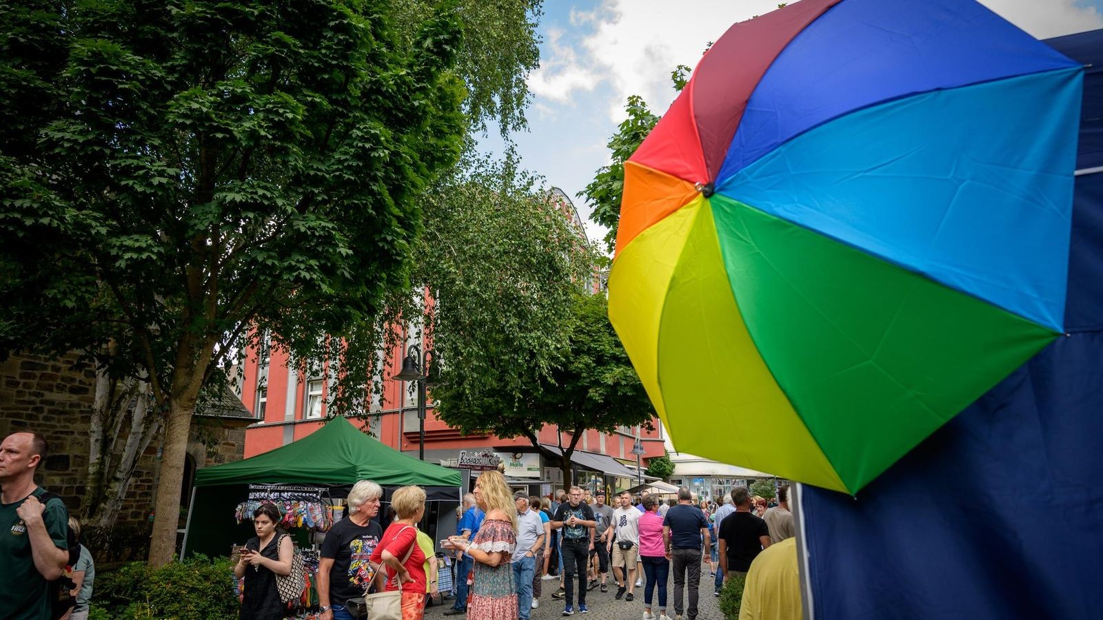 Stra-enfest-in-Bochum-Stadtteil-feiert-bei-stabilen-Preisen