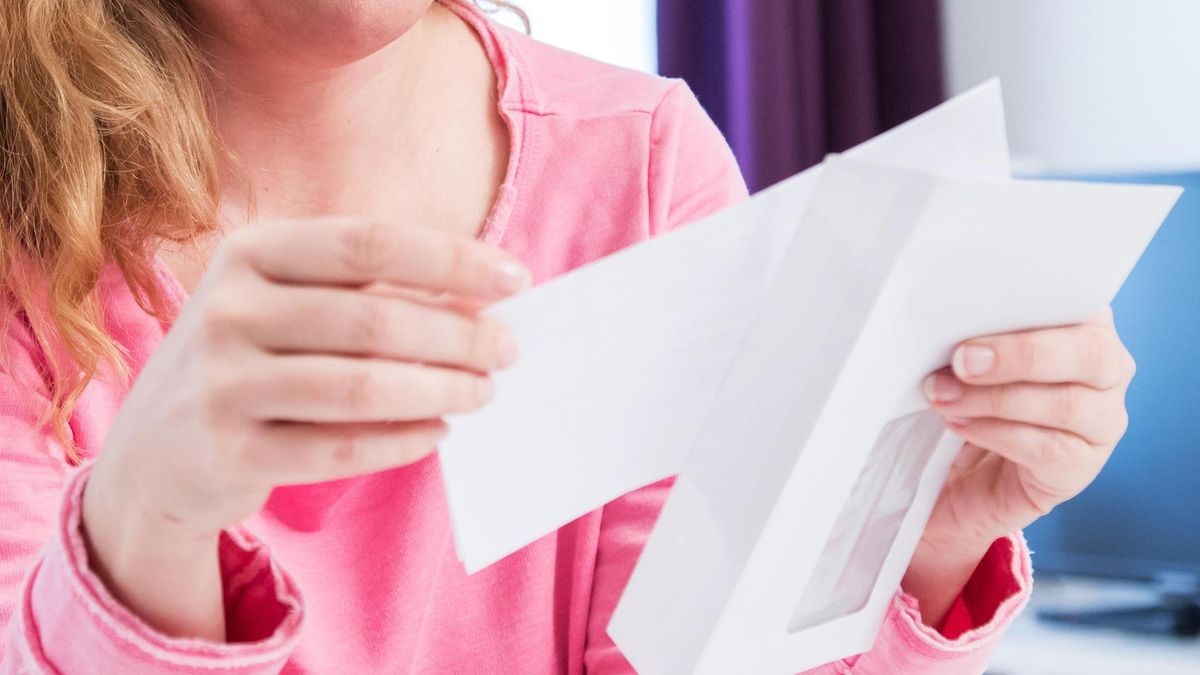 Eine Frau liest einen Brief