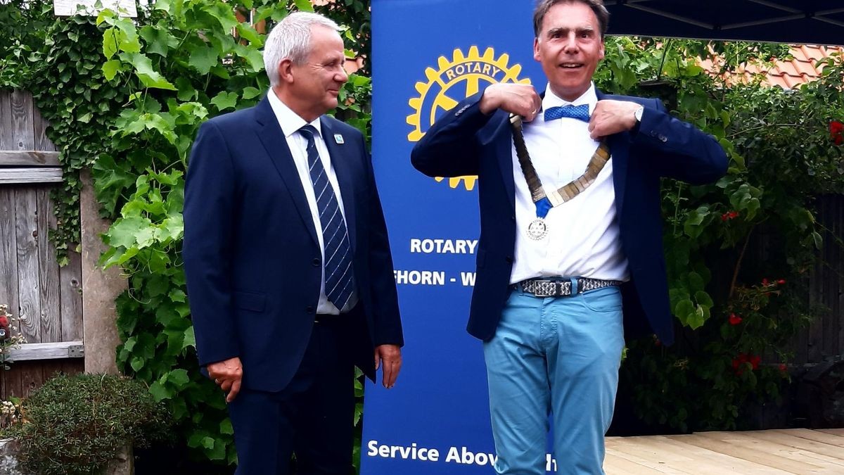 Frank Bolle  (links) und Ingo Krüger bei der Übergabe der Präsidentenkette.