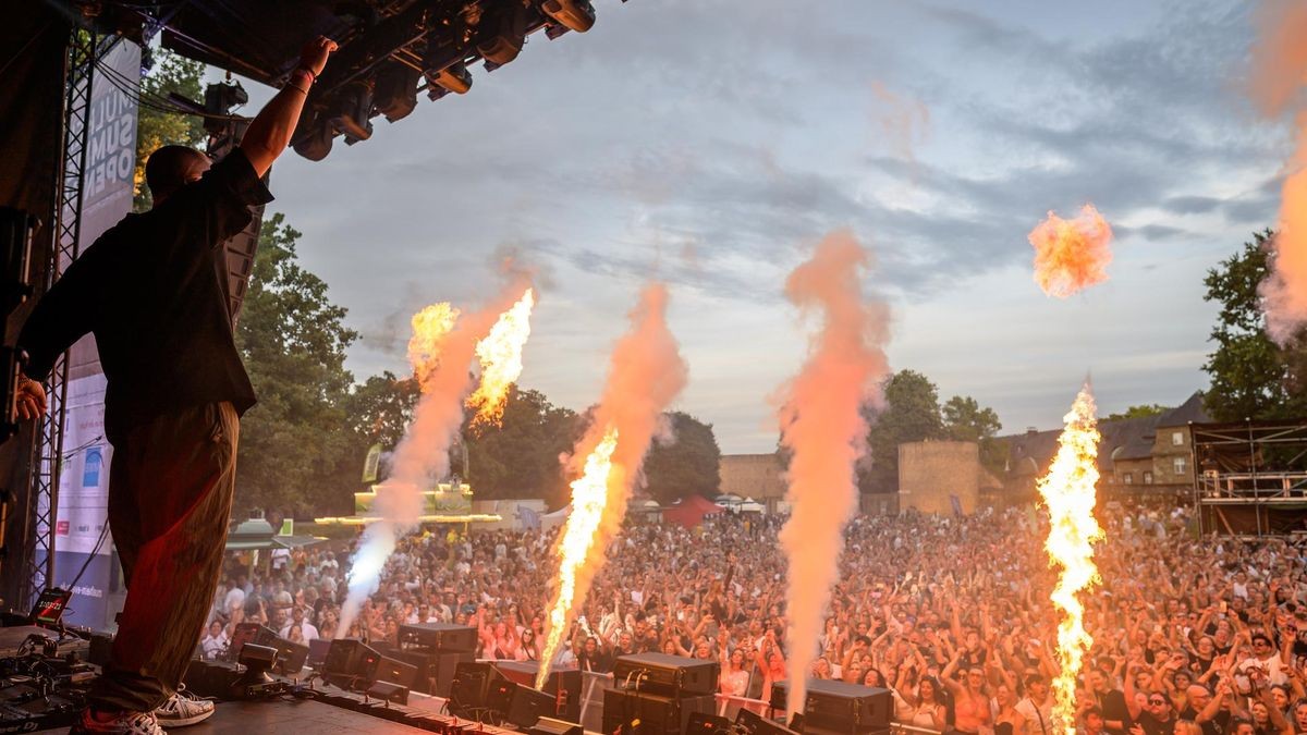 David Puentez lässt es krachen. Tausende haben ihn und weitere DJs zum Electronic Friday im Mülheimer Müga-Park gefeiert.