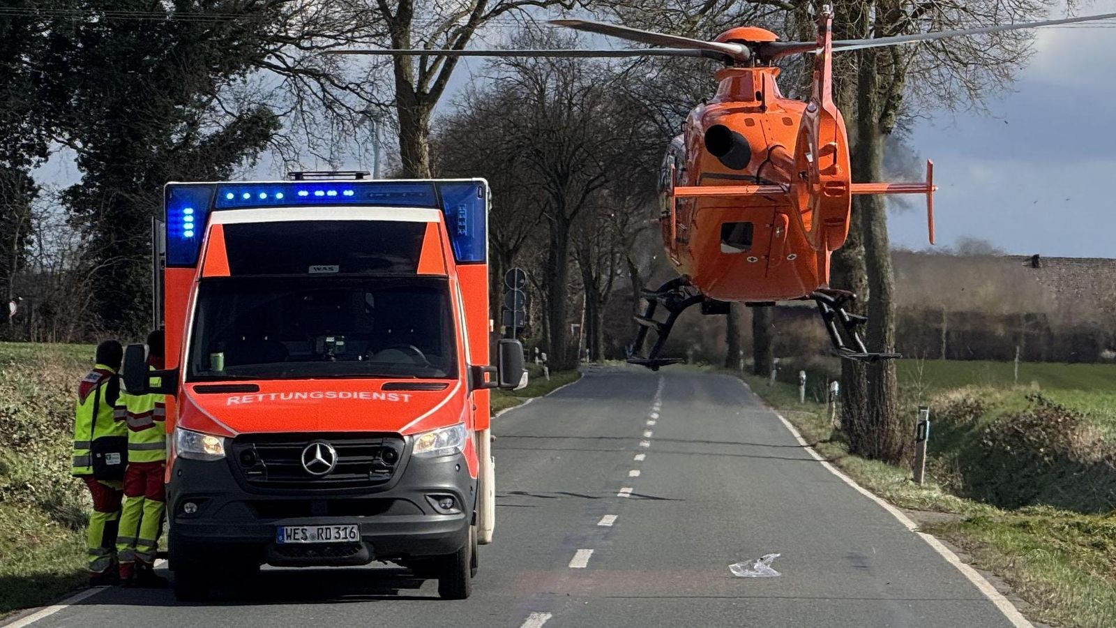 Unfall-l-st-Kettenreaktion-aus-Mehrere-Verletzte-in-drei-Fahrzeugen-Hubschrauber-im-Einsatz