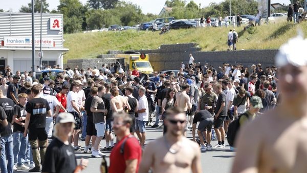 Online-Mob stürmt Dorf in Franken – Polizei im Einsatz