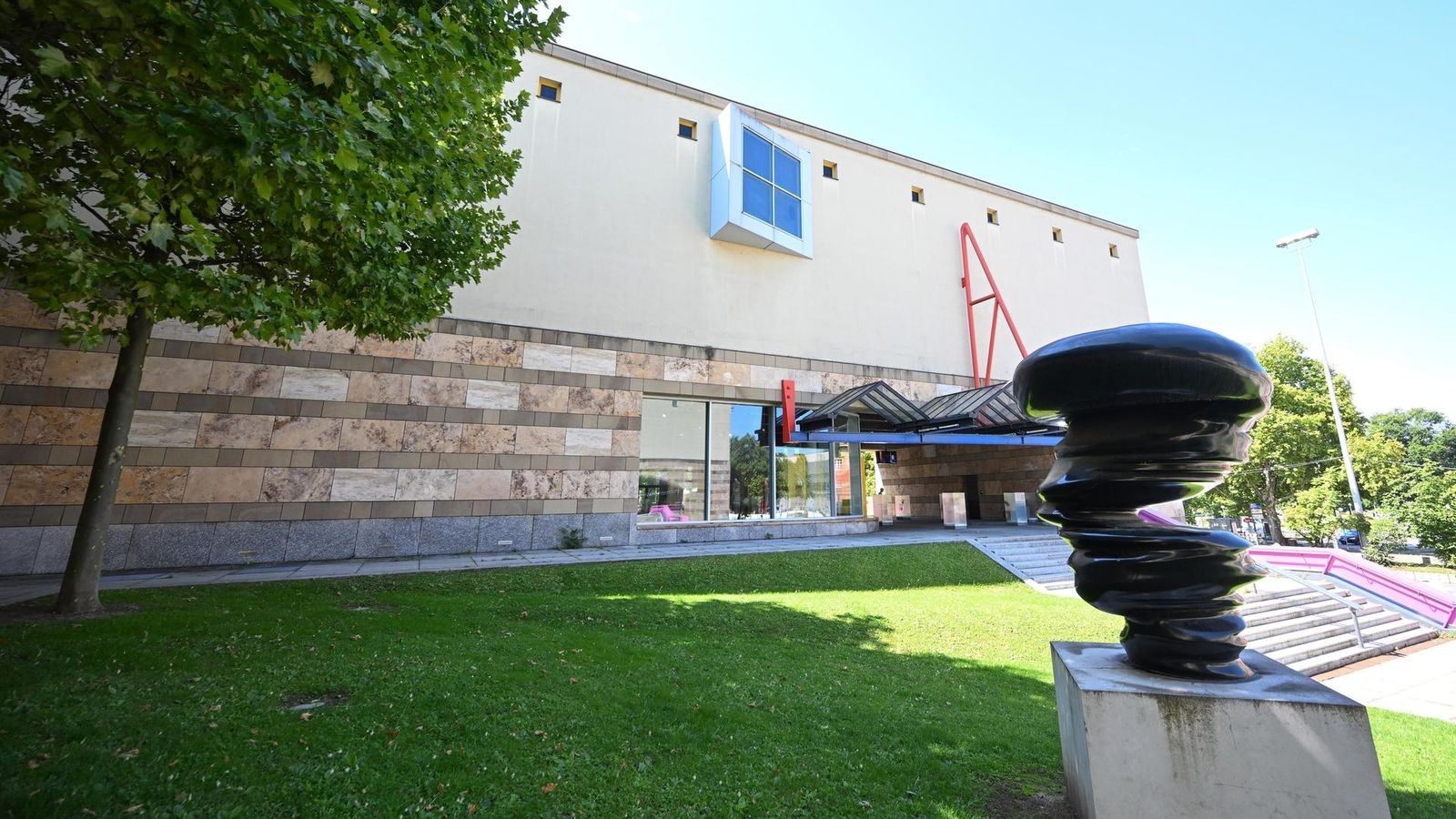Museum-l-sst-Besucher-nur-nackt-herein-das-steckt-dahinter