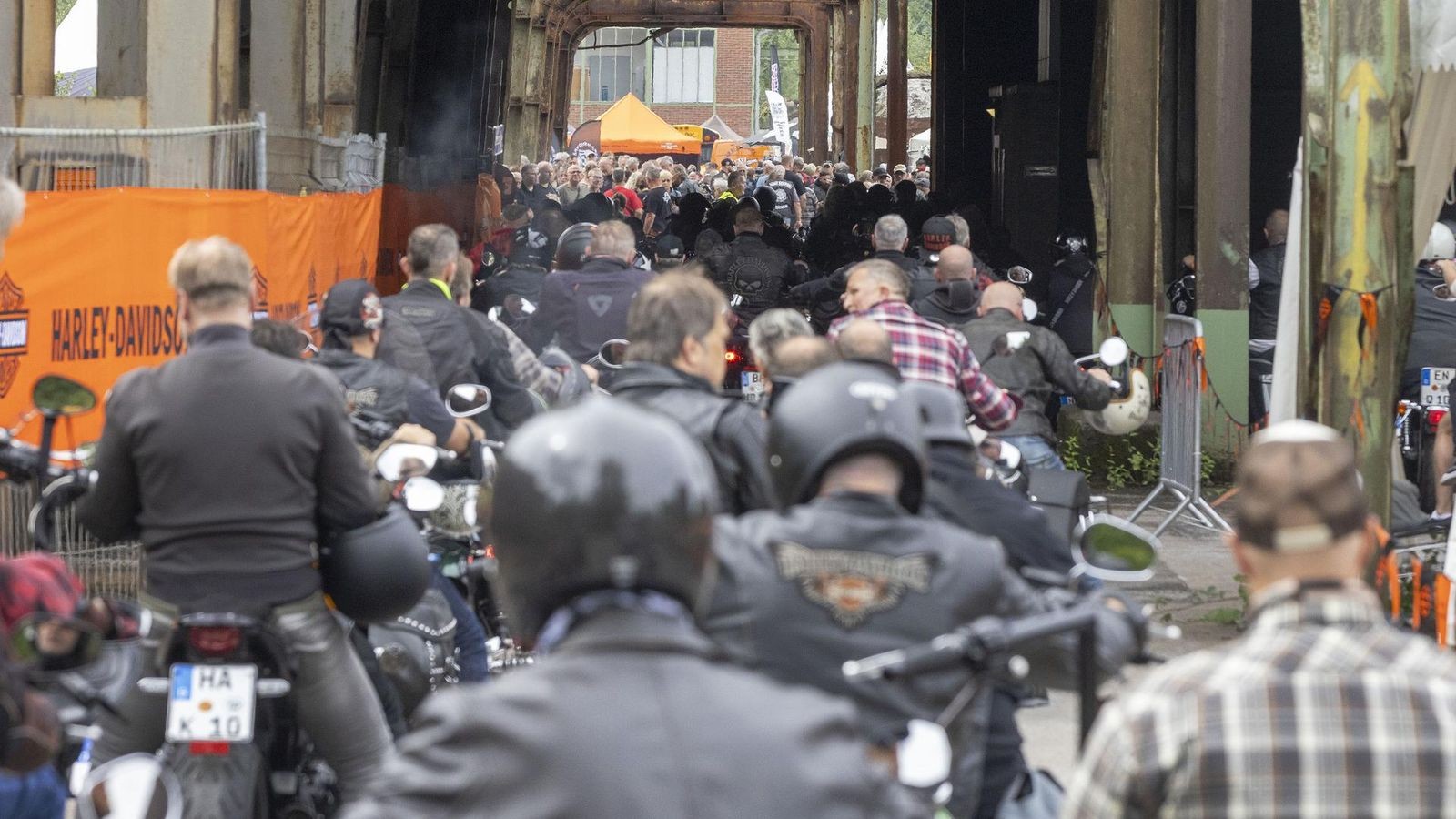 Unfall-bei-Stuntshow-Motorradfahrer-verlassen-H-ttengel-nde