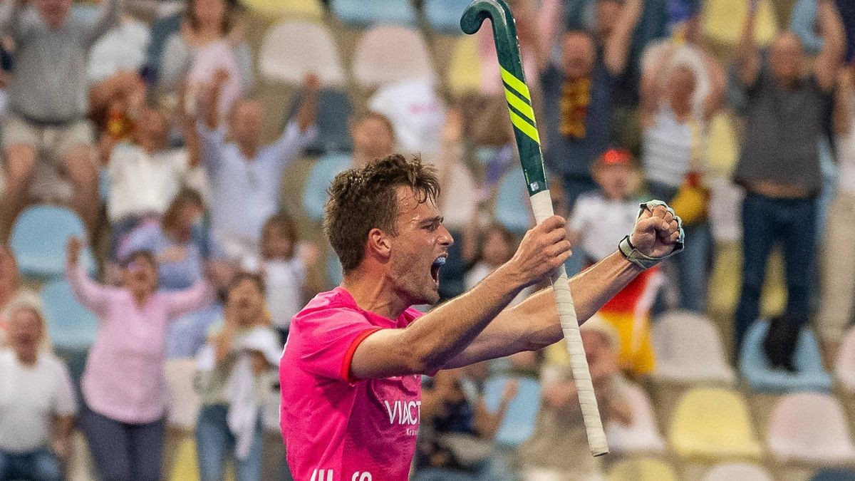 Der Mittelstürmer der deutschen Hockeynationalmannschaft, Justus Weigand, bejubelt sein Tor im EM-Auftaktspiel gegen Frankreich zum 3:2-Endstand