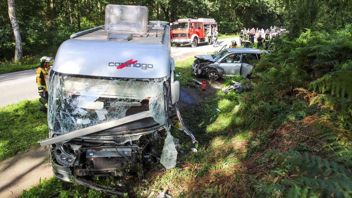 Beschädigte Fahrzeuge am Unfallort