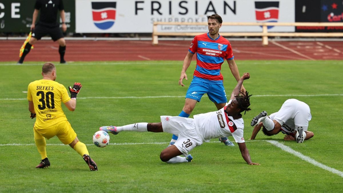 Romeo Aigbekaen vom FC St. Pauli beim Torschuss.
