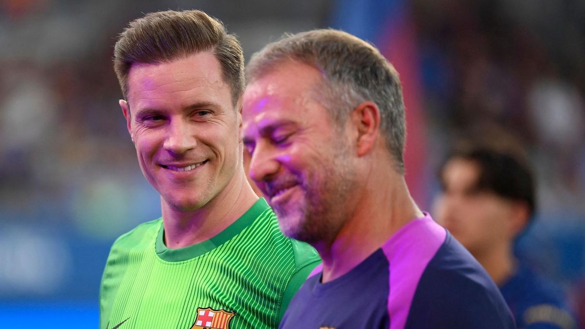 Als wäre nichts gewesen: Marc-André ter Stegen (l.) lächelt neben Barca-Trainer Hansi Flick.