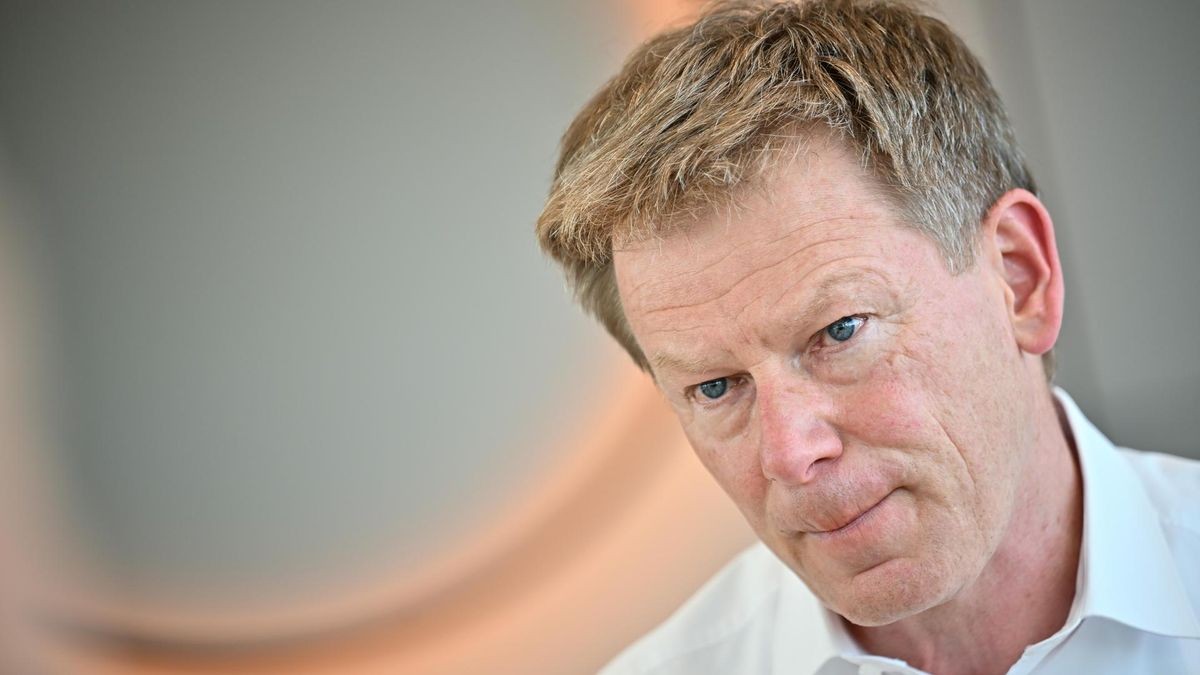 DB-Vorstandsvorsitzender Lutz schaut besorgt