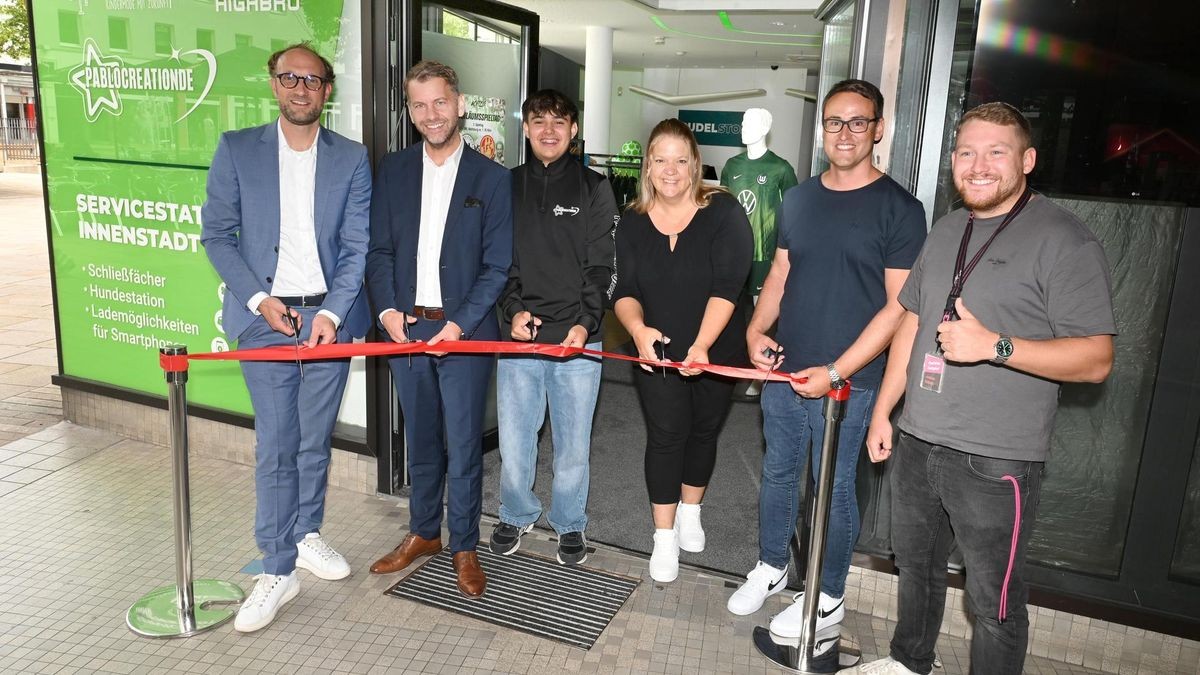 WMG eröffnet Rudelstore in der Wolfsburger Innenstadt (von links): Wirtschaftsdezernent und WMG-Geschäftsführer Jens Hofschröer, Oberbürgermeister Dennis Weilmann, Pablo Marrazza (Gründer von PablocreationDE), Daniela Müller (Gründerin von Highbro), Gunnar Clauß (VfL Wolfsburg) und Justus Böbel (Telekom)