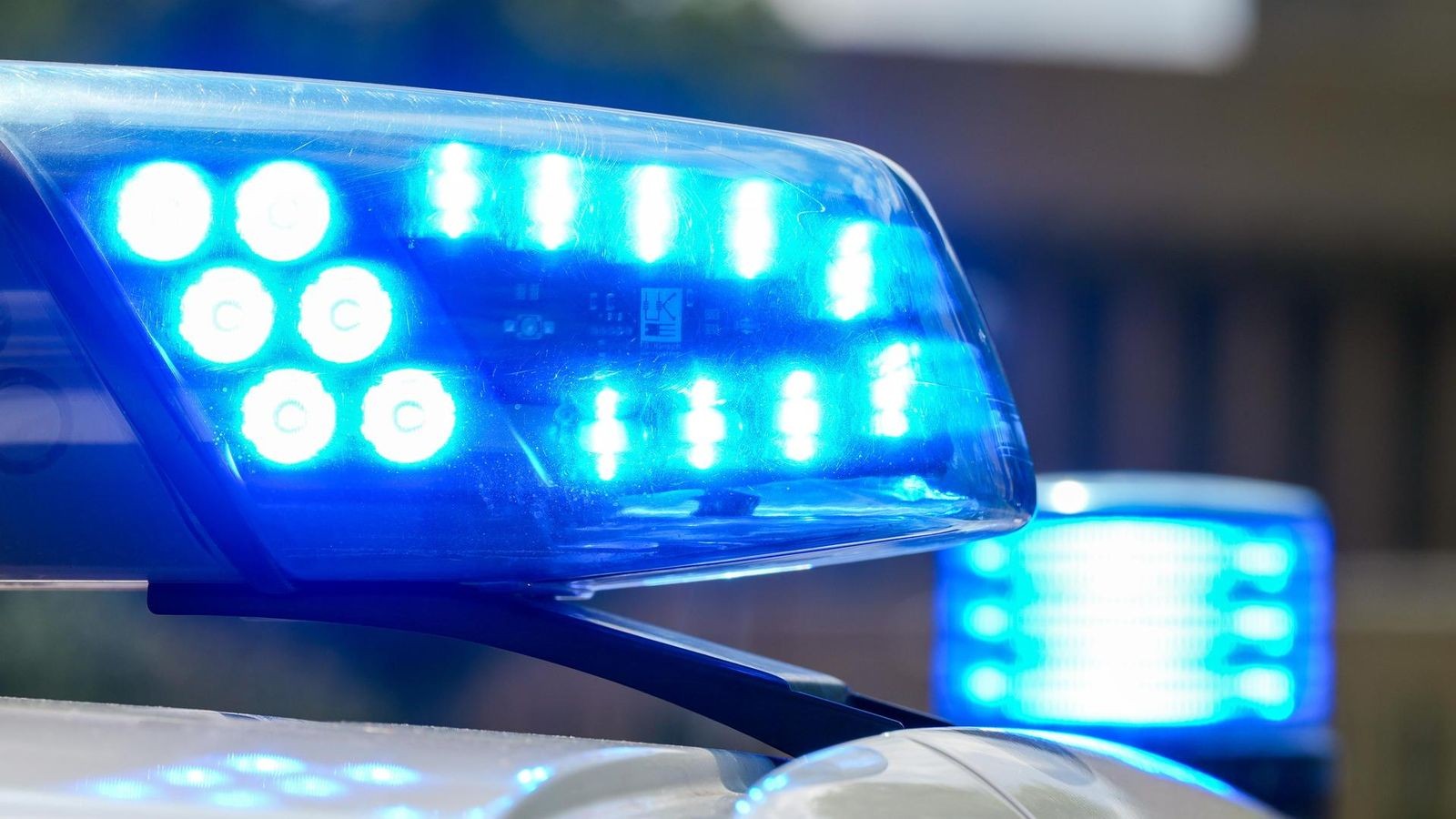 Auto-brennt-auf-der-A36-bei-Wolfenb-ttel-Stau-auf-mehreren-Kilometern