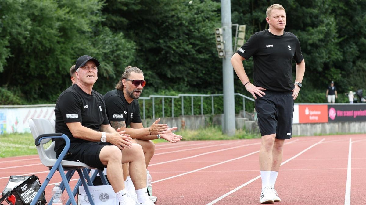 Marco Hoffmann und sein Trainerteam des VfB Bottrop.