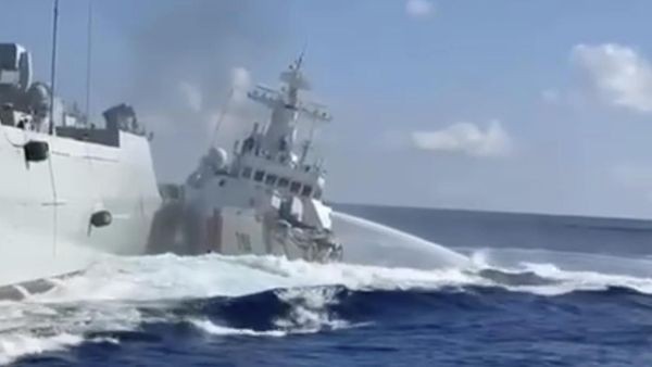 Manöver misslungen: Kriegsschiff rammt eigene Küstenwache