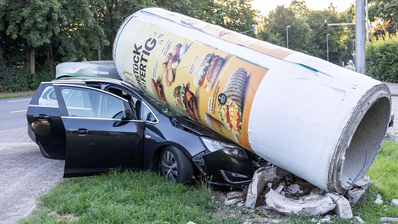 Lebenstedt-Litfa-s-ule-knallt-nach-Zusammenprall-auf-Auto