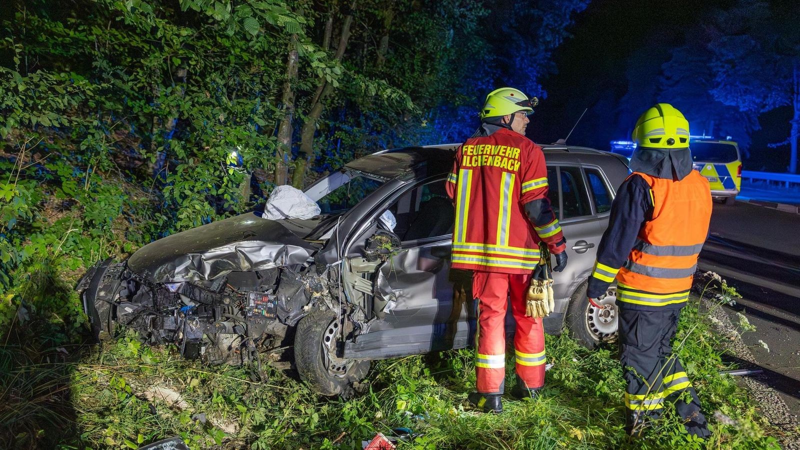 Hilchenbach-Autofahrer-verliert-Kontrolle-Tiguan-prallt-gegen-zwei-B-ume