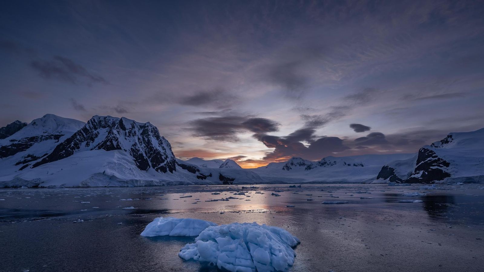 Antarktis-Schmelzendes-Eis-legt-historische-Trag-die-frei