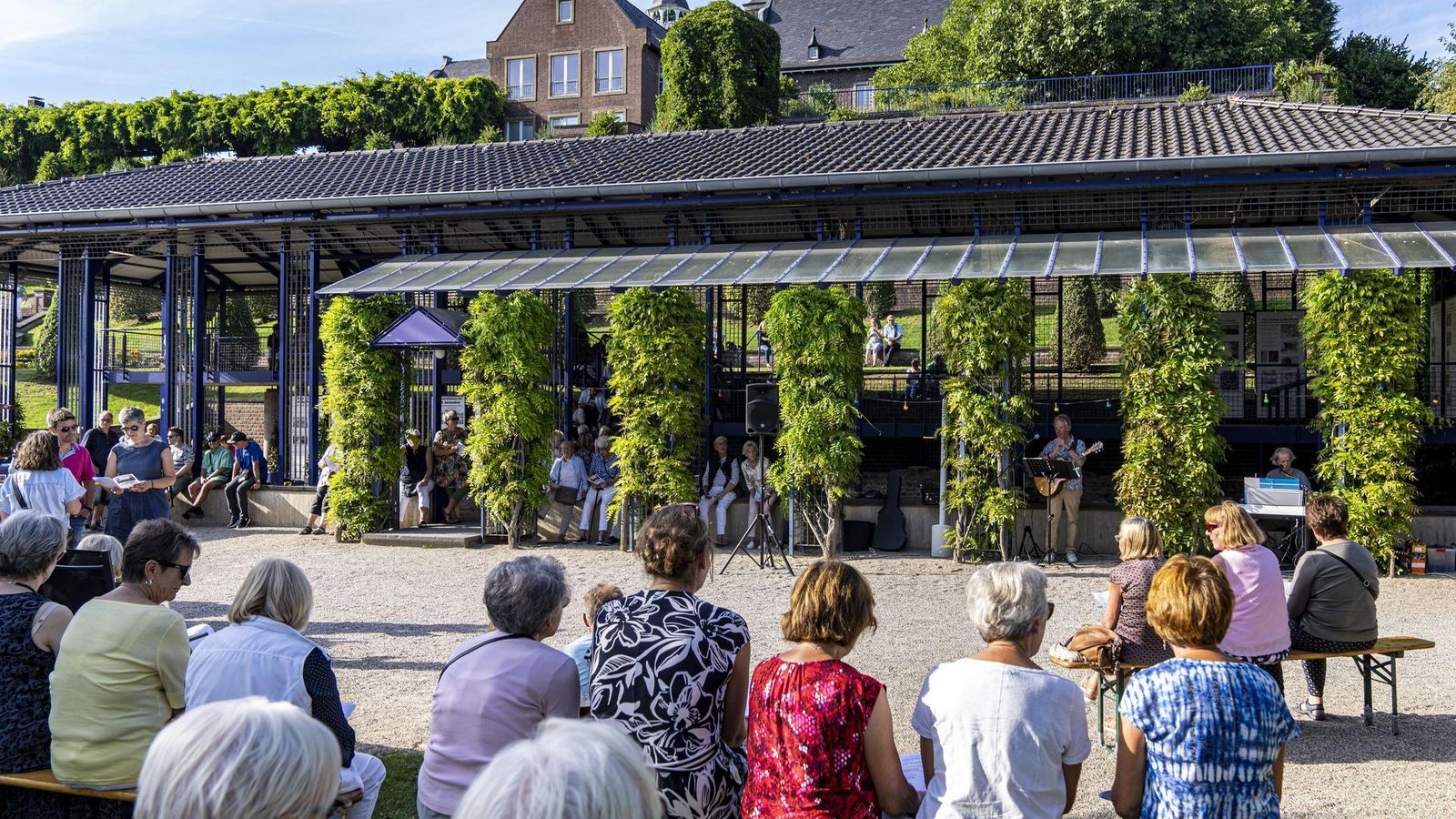 Kultursommer-im-Terrassengarten-Kamp-mit-heiteren-Melodien
