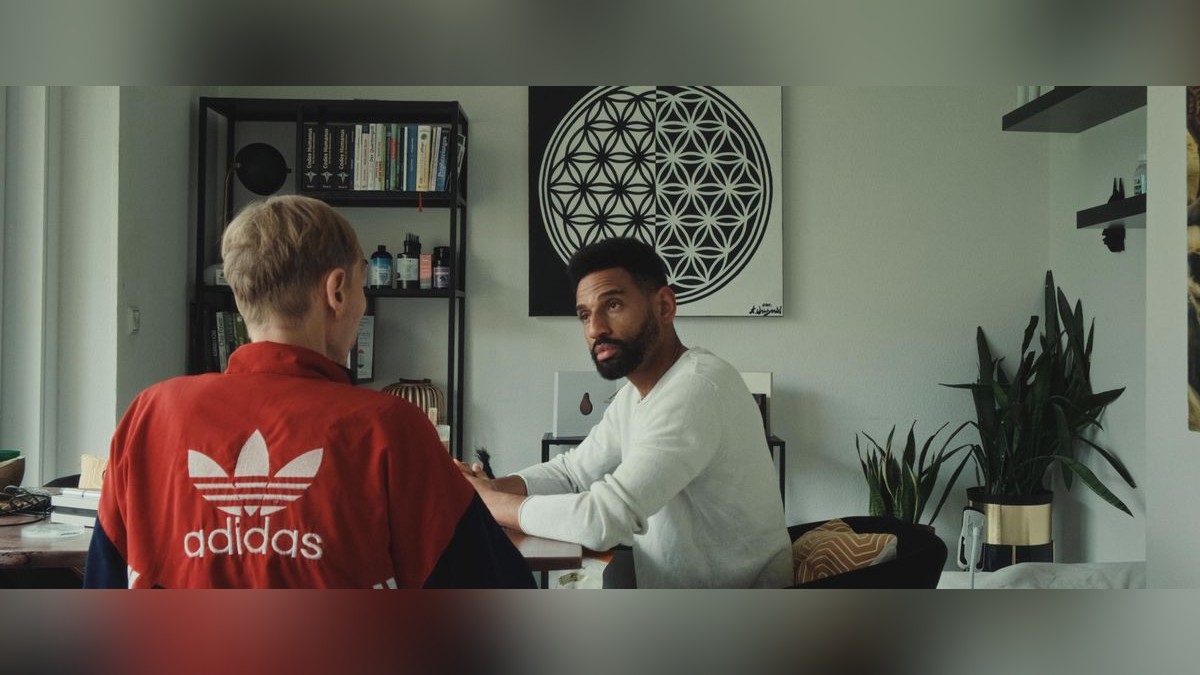 David alias Dr. Raw (r.) mit seinem Versuchsobjekt Timo. 