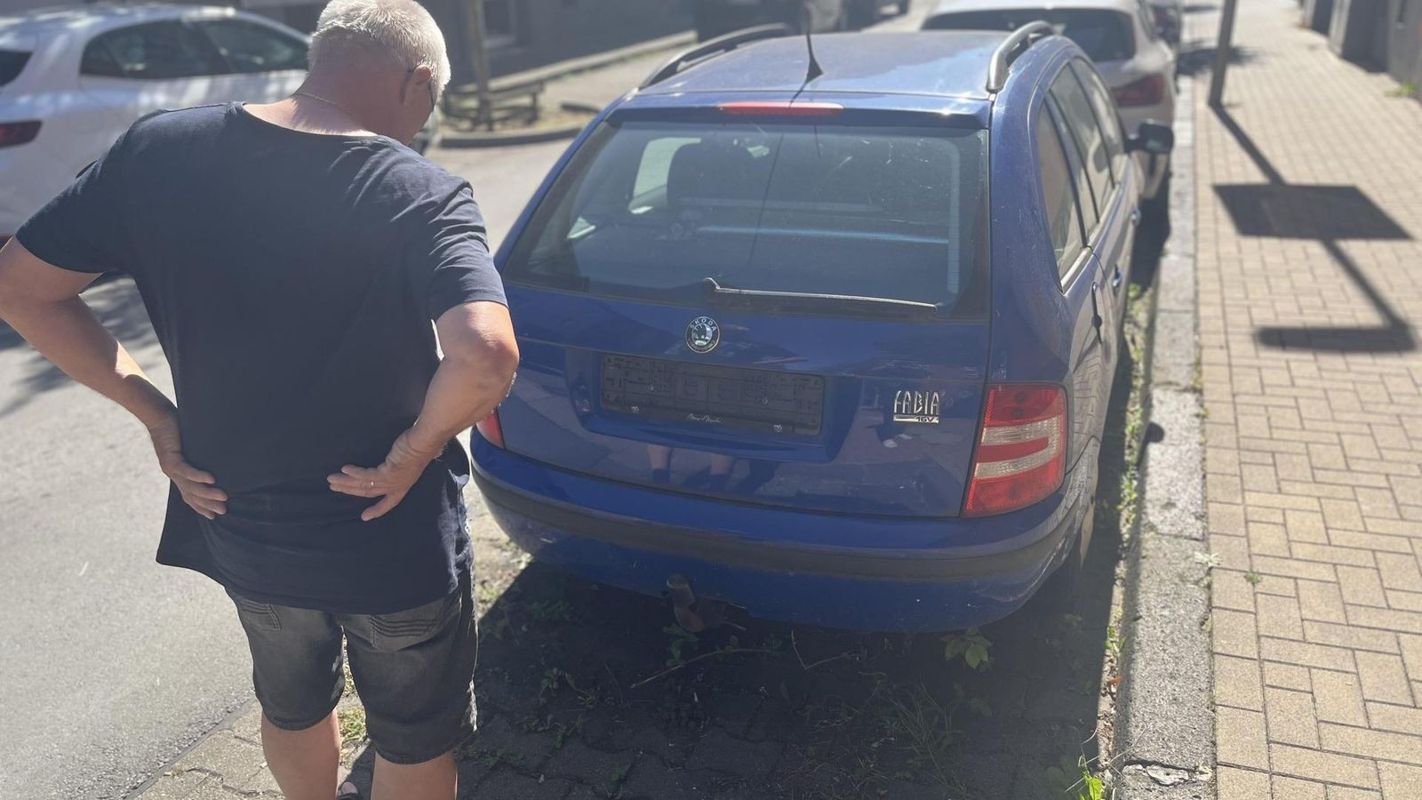 Schrottauto-blockiert-Parkplatz-der-Hintergrund-ist-traurig