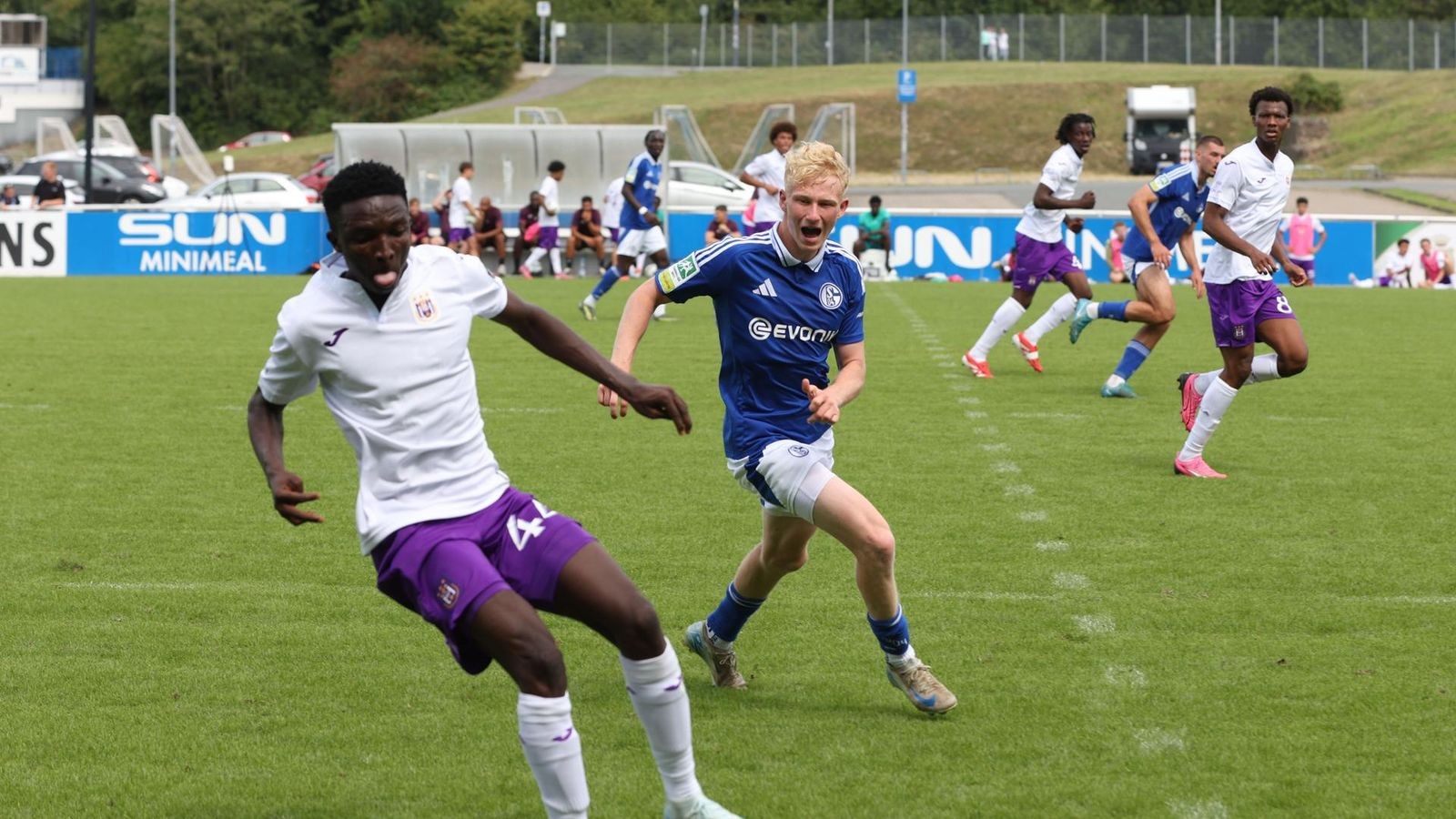 -Jung-und-laufstark-Schalke-Talent-wechselt-zu-Regionalliga-Konkurrent