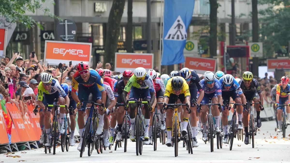 Der Zieleinlauf der Bemer Cyclassics im Jahr 2024 (v.l.): Jonathan Milan (Italien, Lidl-Trek, 2. Platz), Biniam Girmay (Eritrea, Intermarche-Wanty, 3. Platz), Sieger Olav Kooij (Niederlande, Visma-Lease a Bike, 1. Platz)