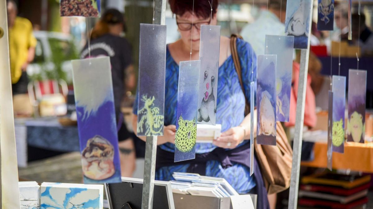 Sonntags findet traditionell der Kunstmarkt auf dem Ruhrorter Neumarkt statt. 
