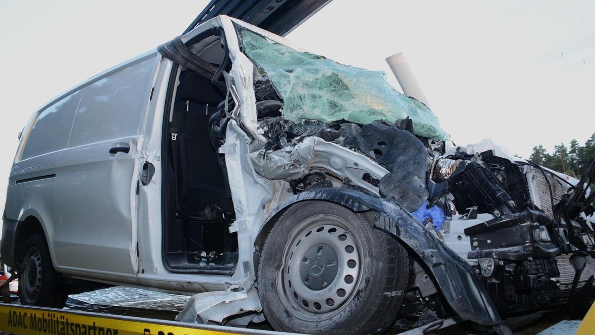 Der zerstörte Mercedes Vito steht nach dem tödlichen Unfall auf einem Abschleppwagen