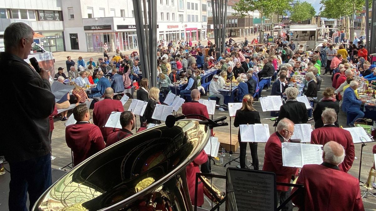 Das Stadtwerke-Orchester tritt im Rahmen der Konzertreihe Jazz & more auf dem Hugo-Bork-Platz auf.