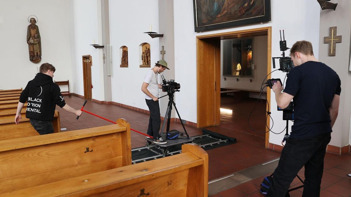 Hier dreht die Filmburg für FrühSpätNacht in der Christophorus-Kirche in Wolfsburg