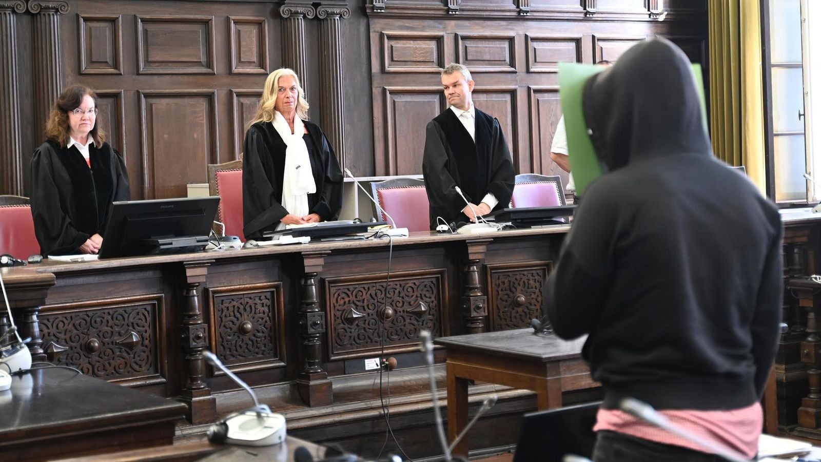 Mutter-erstochen-Sohn-wirkt-bei-Prozessauftakt-fehl-am-Platz