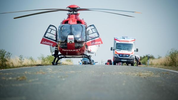Nach tödlichem Unfall auf derselben Straße: Motorradfahrer bei Sturz lebensbedrohlich verletzt