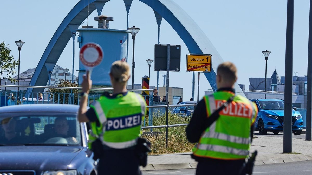 Verschärfte Kontrollen in Görlitz: Bundespolizisten stehen an der Stadtbrücke und Kontrollen einreisende Fahrzeuge aus Polen. Grenzkontrollen in Frankfurt-Oder