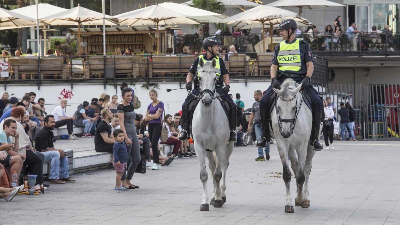 Reiterstaffel-patrouilliert-in-der-City-und-trifft-spontan-einen-Star
