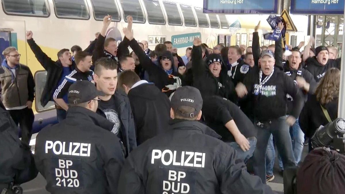 Die Fußball-Saison startet: Am Wochenende mit der ersten Runde im DFB-Pokal, am Wochenende darauf geht dann auch die 1. Bundesliga wieder los. Für die Bundespolizei ist es eine weitere Herausforderung. Hochsicherheitsspiel Werder - HSV