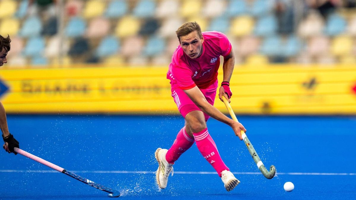 Der Hamburger Mittelfeldspieler Hannes Müller (25) führt im Auftaktspiel der Hockey-Europamneisterschaft in Mönchengladbach gegen Frankreich die Kugel über das Spielfeld im Hockeypark.
