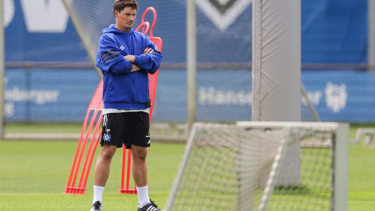 HSV-Trainer Merlin Polzin während einer Trainingseinheit. 