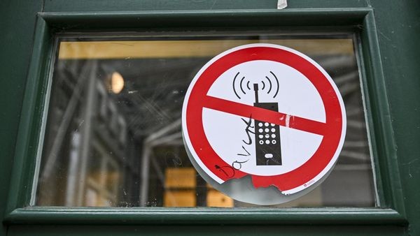 Handys sollen an Hamburgs Schulen bis Klasse 9 verboten werden