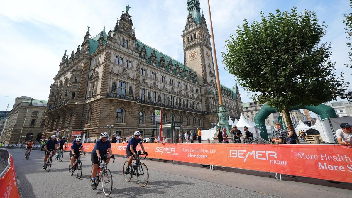 Radfahrer fahren bei den Cyclassics in Hamburg ins Ziel.