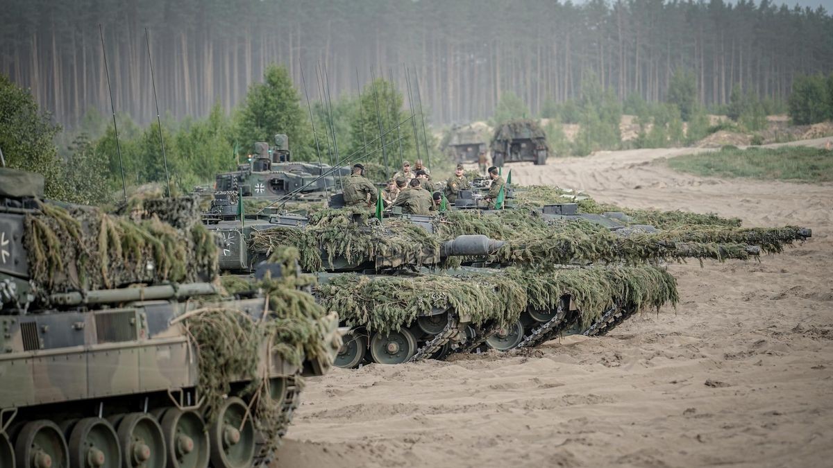 Soldaten der Bundeswehr bereiteten sich im vergangenen auf dem Leopard-2-Panzer auf den Abschluss der Nato-Übung Quadriga  vor. Unternehmen wie die Porsche-Holding SE versprechen sich durch Investitionen in der Rüstungsbranche zusätzliche Einnahmequellen. 