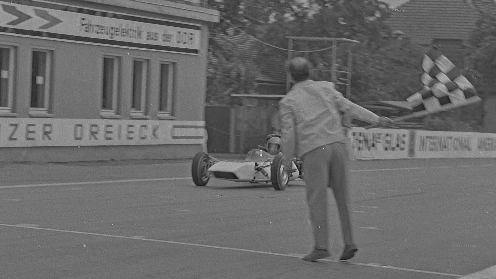 Werbung-auf-dem-Sachsenring-sorgt-f-r-angespannte-Stimmung-bei-DDR-Funktion-ren
