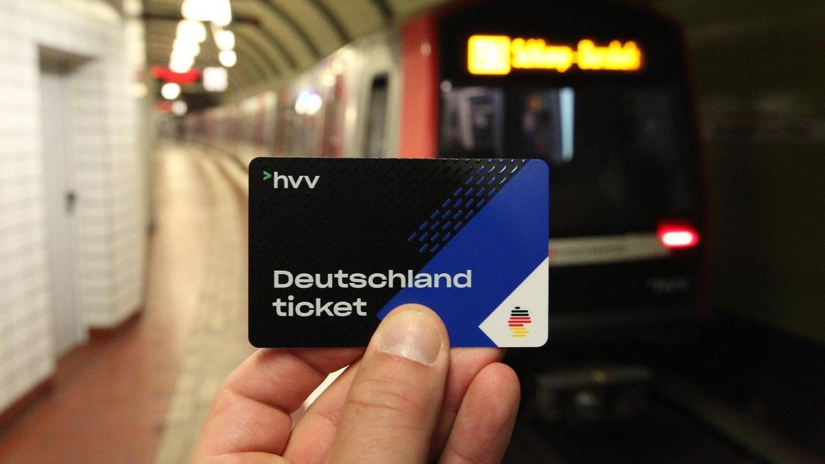 Ein Mann hält auf dem Bahnsteig in der Haltestelle Hauptbahnhof-Süd ein Deutschlandticket in der Hand. Symbolbild/Symbol