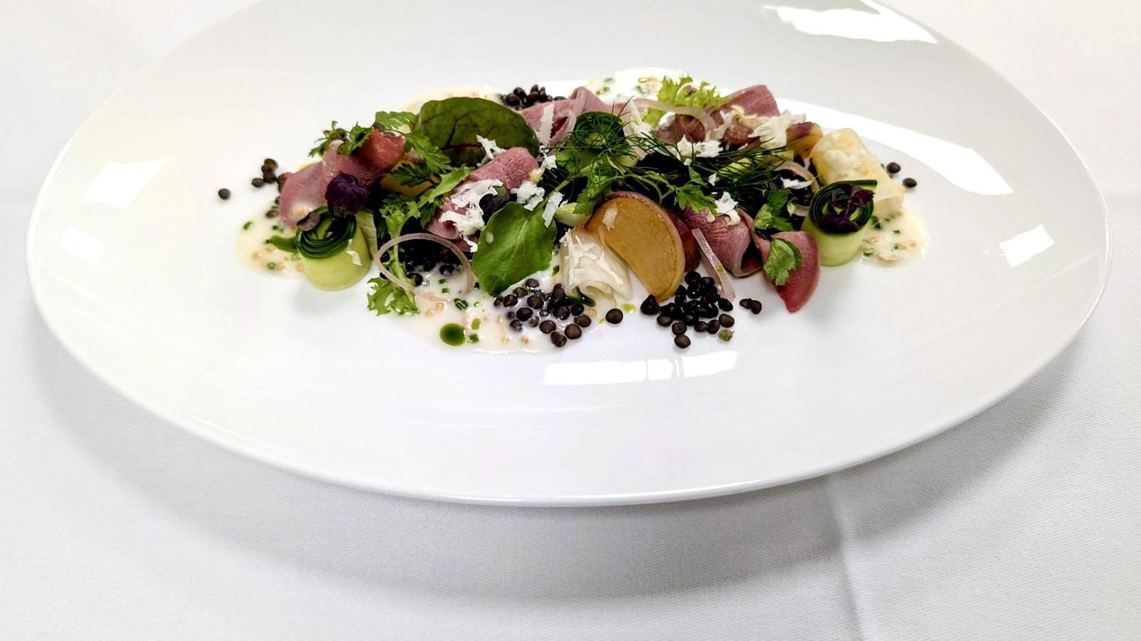 Sommerlicher-Salat-von-Kalbszunge-Pfirsich-und-Beluga-Linsen