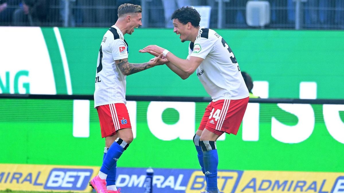 Jonas David und Sonny Kittel freuen sich über ein Tor