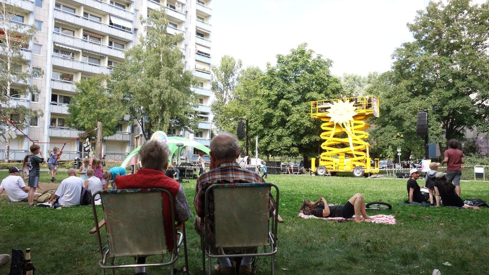 Teilvollsperrung-am-Juri-Hoch-Kultur-bespielt-Erfurter-Plattenbau