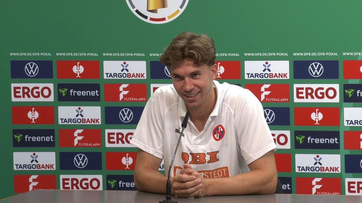 Pressekonferenz vor dem DFB-Pokal-Derby zwischen Eintracht Norderstedt und dem FC St. Pauli: Trainer Elard Ostermann und Kapitän Moritz Frahm (hier mit dem Medienbeauftragten Marcus Sellhorn) sprechen zwei Tage vor dem Spiel am Millerntor darüber, wie sie die Sensation schaffen wollen.