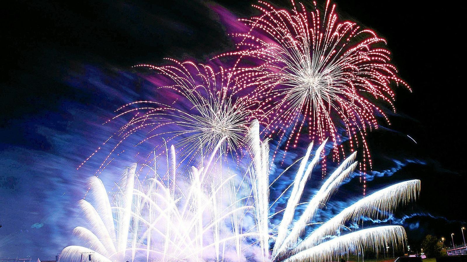 Der-Himmel-ber-Erfurt-soll-am-Wochenende-brennen