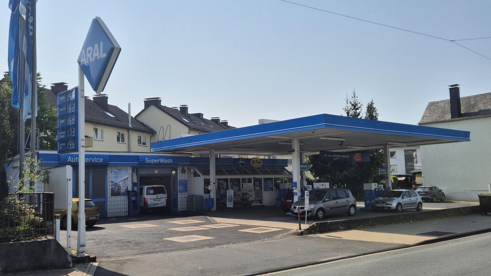 Siegen-Polizei-sichert-zwei-Autos-14-J-hrige-kommt-in-die-Zelle