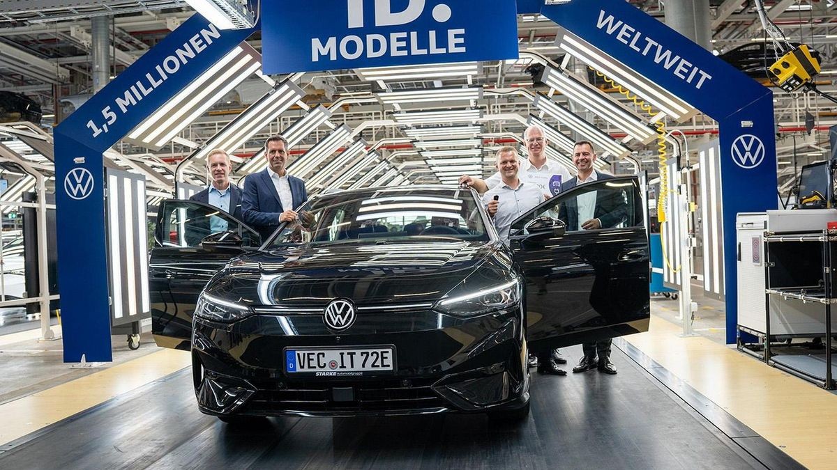 Kai Grünitz, Olaf Lies, Robert Müller, Jörg Tegeler, and Martin Sander at the handover of the 1.5 million ID. model in Emden.