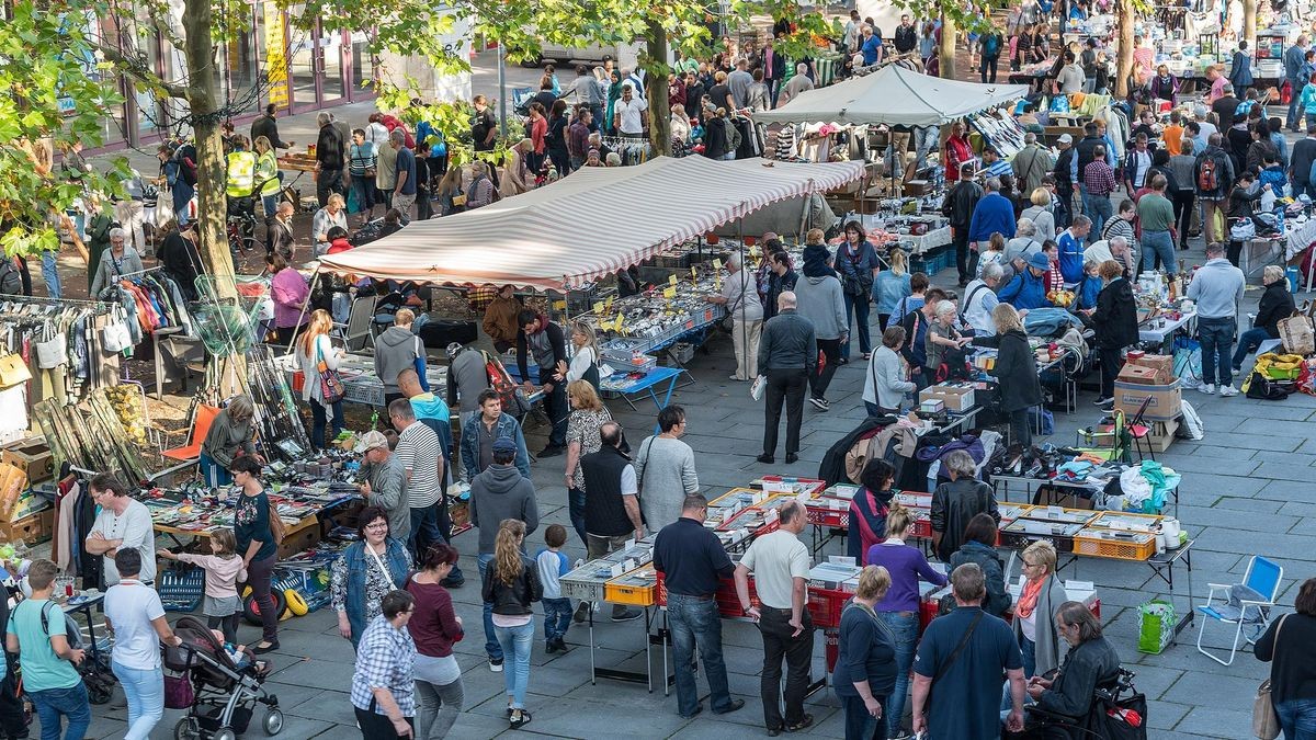 Von Spielzeug bis Kleidung wird auf den Flohmärkten in Wolfsburg viel angeboten. Am Sonntag ist wieder Großflohmarkt in der Porschestraße. (Archivfoto)
